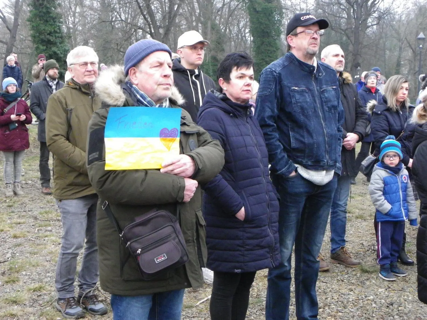 Einige Hundert Gubener und Gubiner nahmen am Friedensgebet auf der Neißeinsel teil und zeigten Solidarität mit der Ukraine.
