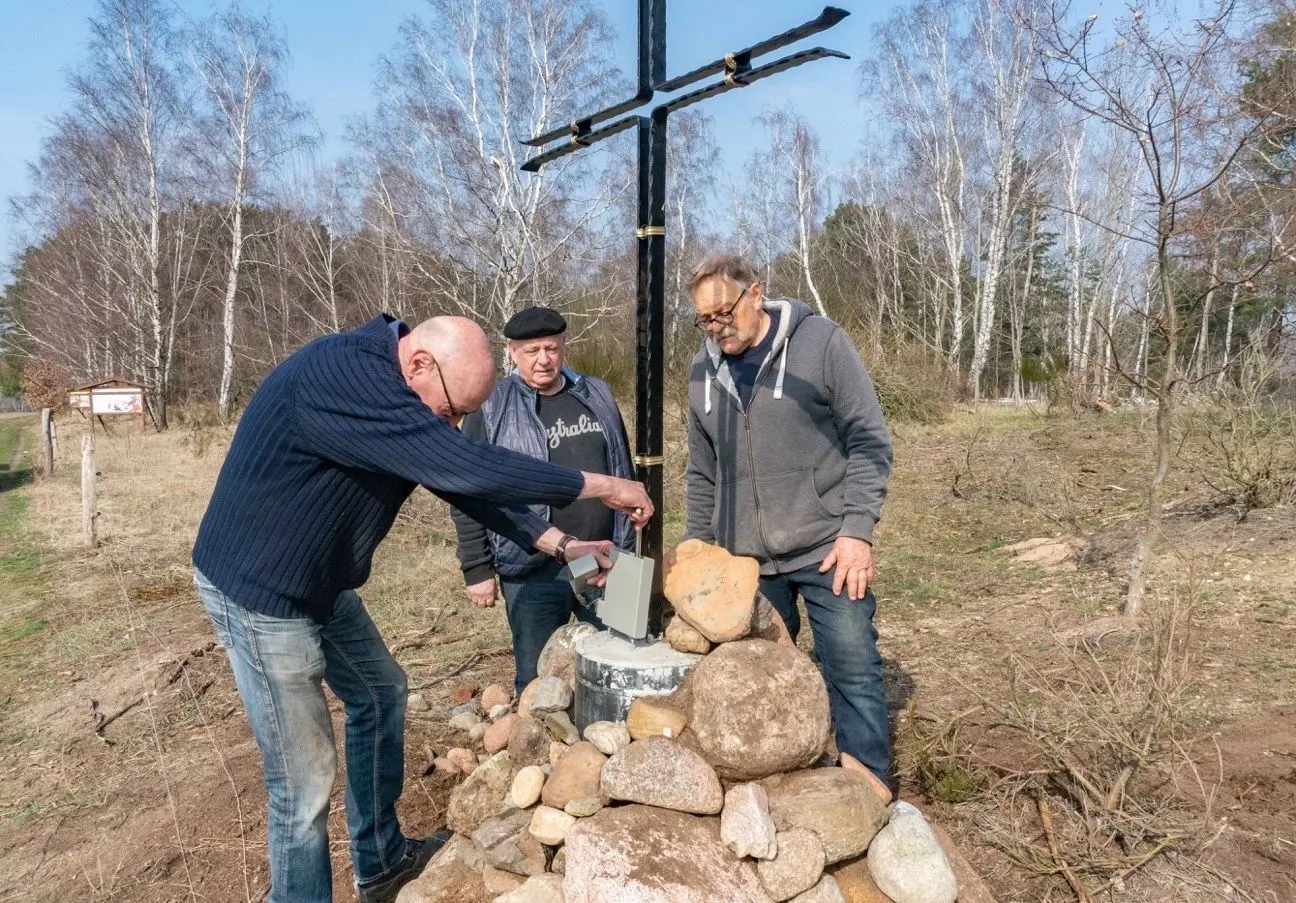 Frank Zeugner, Manfred Kliche und Peter Schapp (v.l.) bringen die Kassette für das Gipfelbuch auf dem Schwarzen Berg in Raddusch an. Nun weht ein Hauch von „Schweizer Alpenluft“ über dem Vetschauer Ortsteil.