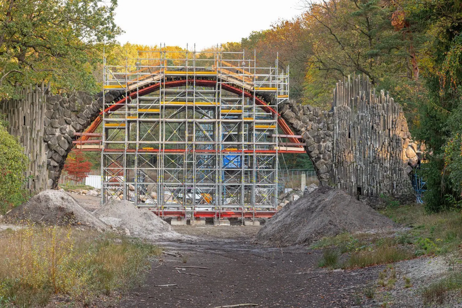 Die Rakotzbrücke ist für die Sanierung komplett eingerüstet.