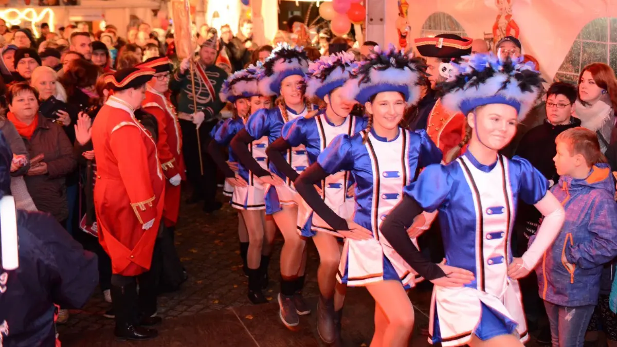 Der Einmarsch der Funkengarden ist bei jeder Karnevalsveranstaltung in Großräschen (hier im Jahr 2018) eine stimmungsvolle Angelegenheit. Das wird zur 40 Jahre-Geburtstagsparty am Sonnabend nicht anders sein.
Der Großräschener Carneval Club "Rot-Weiß" ist mit einer Riesensause auf dem Marktplatz in die 39. Session gestartet. Der Einmarsch der Garde ist stimmungsvoll gewesen.