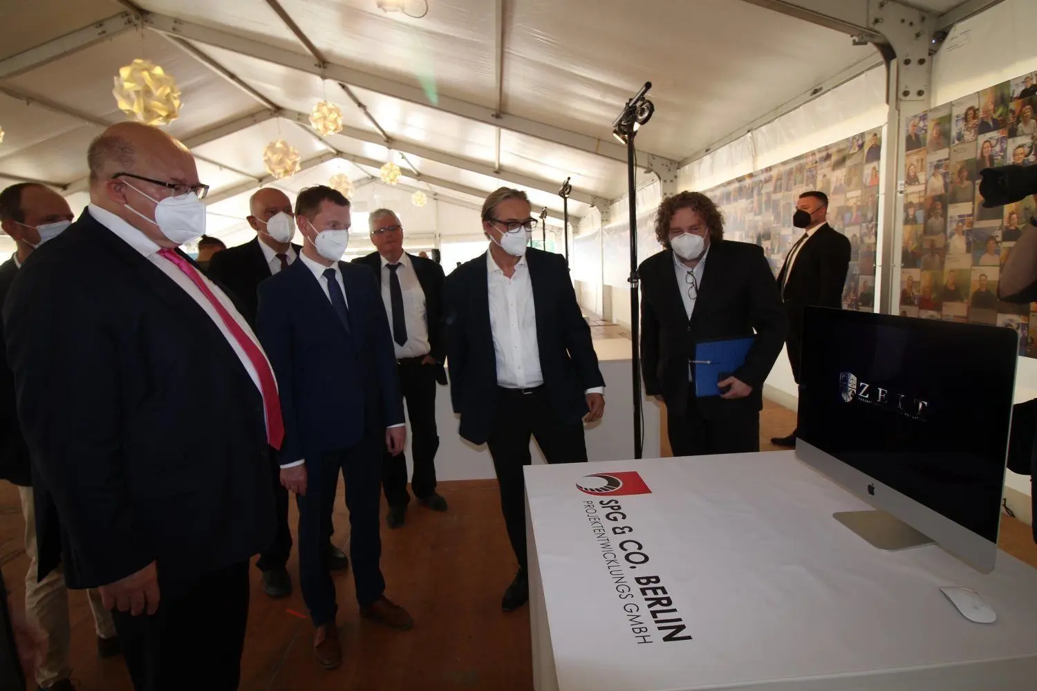 Till-Oliver Kalähne (2.v.r.) erklärt Bundeswirtschaftsminister Peter Altmaier und Sachsens Ministerpräsident Michael Kretschmer (beide CDU), wie das neue Stadtviertel aussehen soll. Weißwassers OB Torsten Pötzsch (l.) verfolgt das Gespäch.