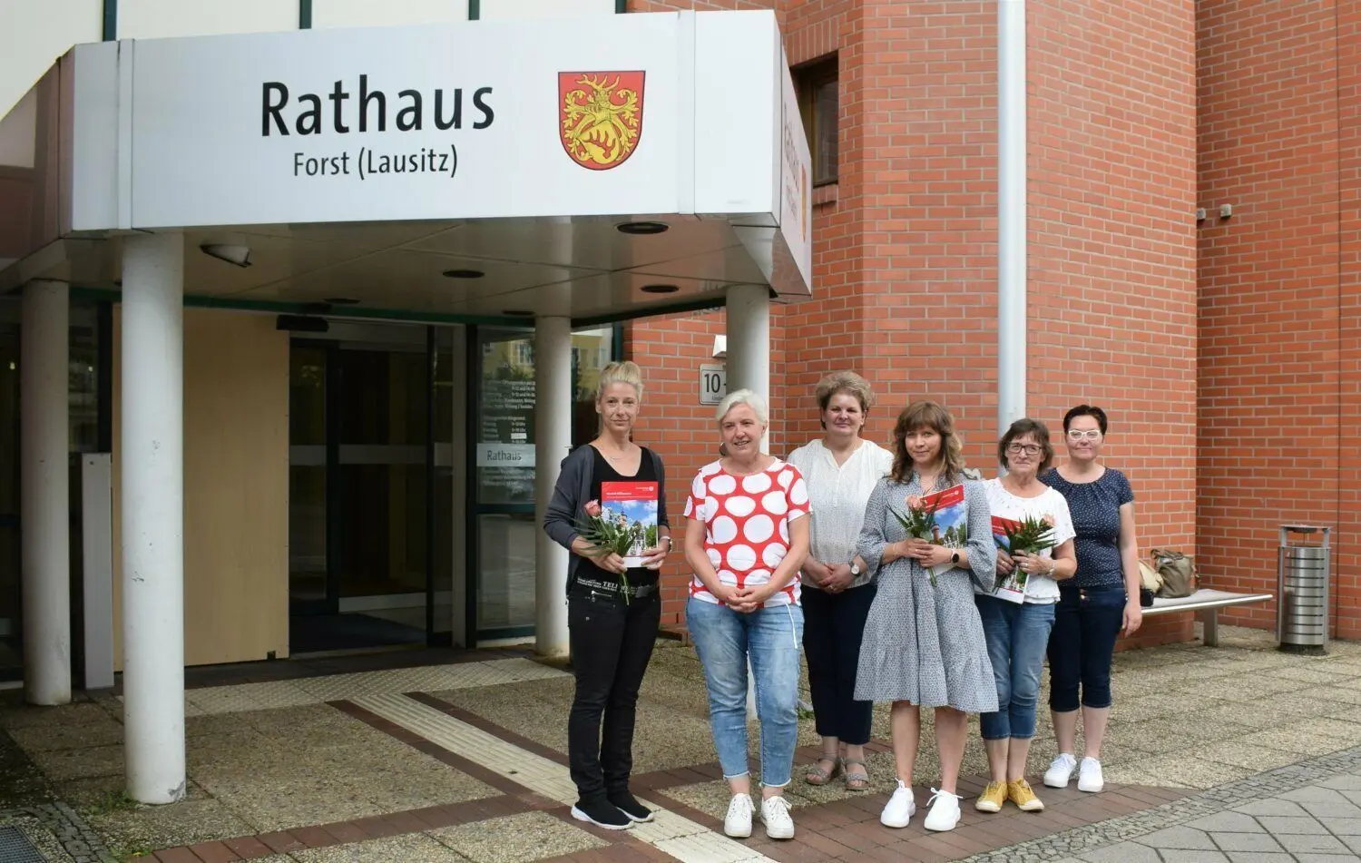 Die Stadt Forst um Bürgermeisterin Simone Taubenek (2.v.l.) hat mit freien Trägern Partner für den „Pakt für Pflege" gefunden.