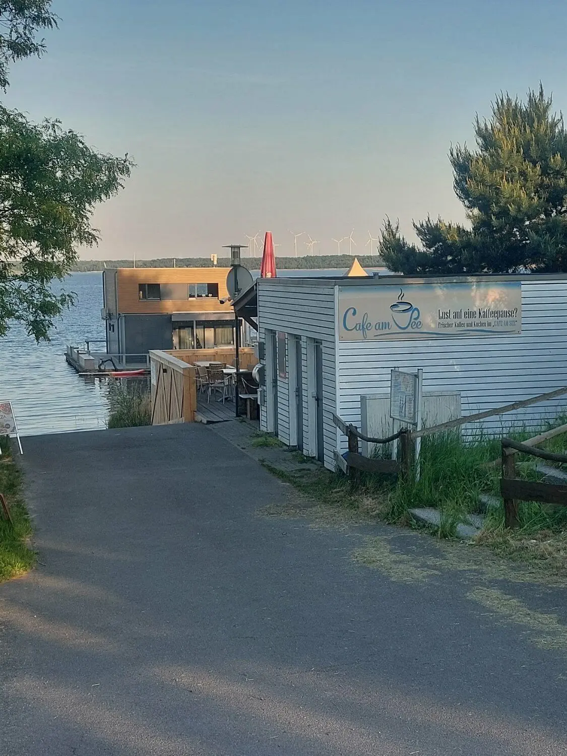 Einen kleinen Imbiss mit Café gibt es an der Steganlage des Gräbendorfer Sees an der Laasower Uferseite. Der Betreiber kann sich einen Weiterbetrieb vorstellen.