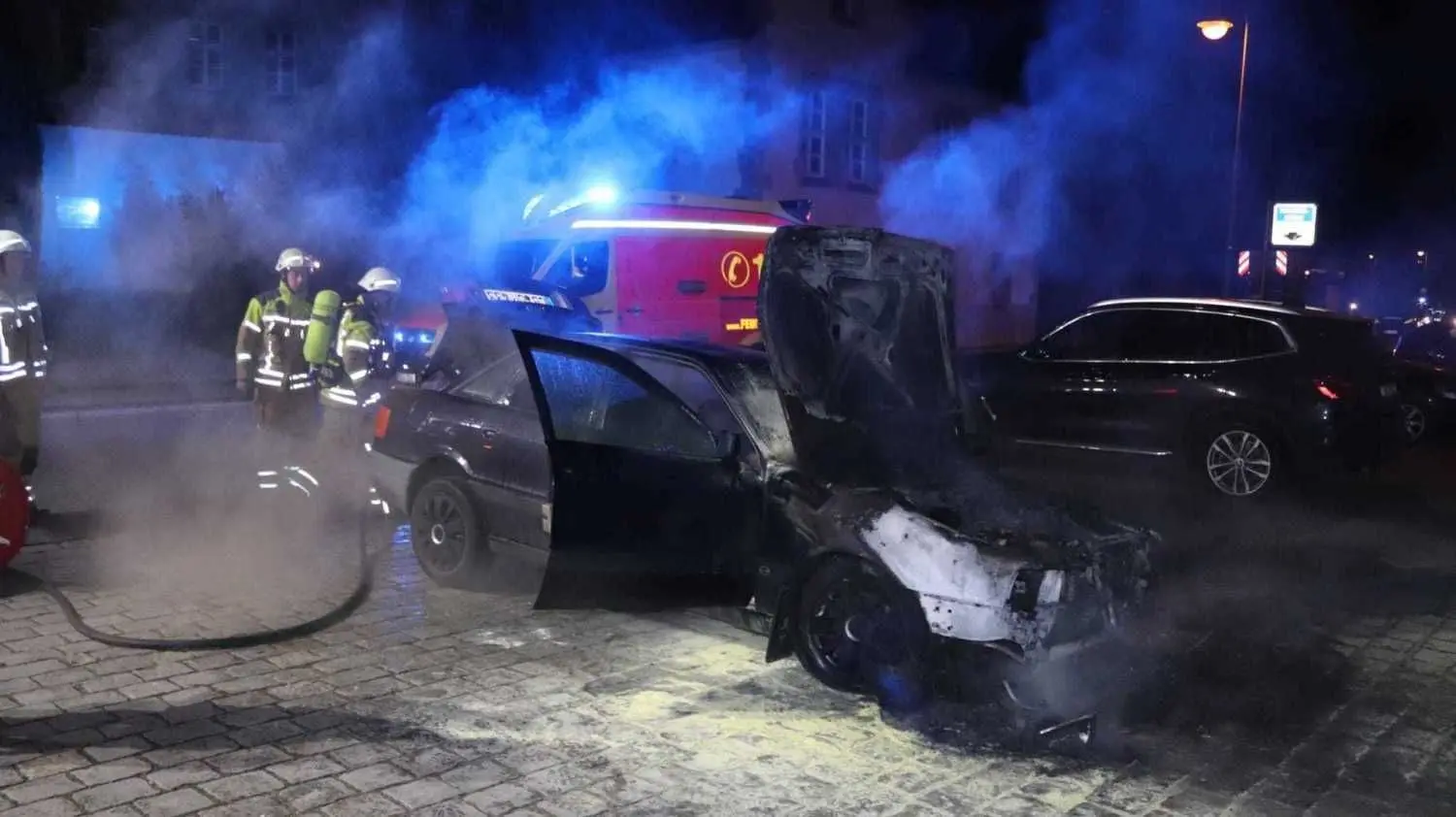 Dieser Pkw hatte sich am Mittwochabend laut Polizei während der Fahrt entzündet und brannte dann lichterloh. Das Feuer konnte schnell gelöscht werden.