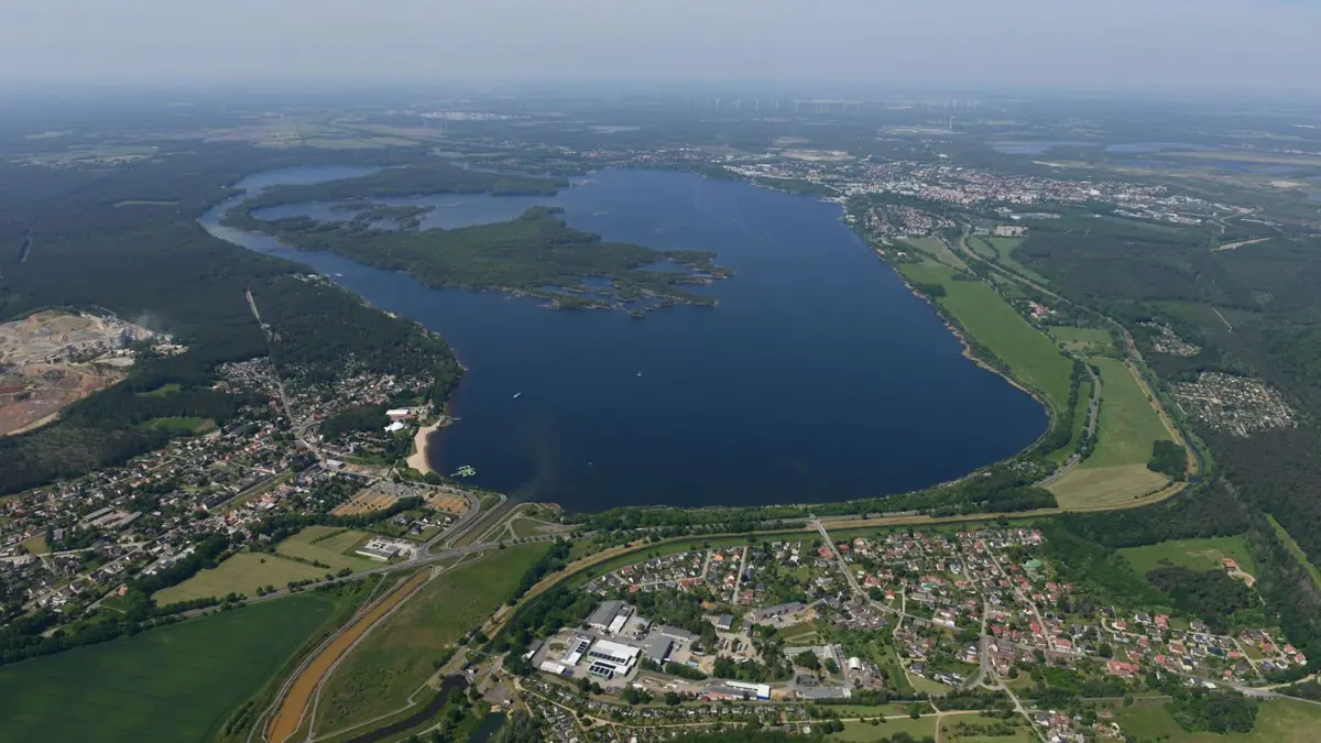 Der Senftenberger See könnte künftig die Wärme für das neue Wohngebiet Buchwalder Dreieck liefern.
Blick von Ost nach West über den Senftenberger See und seine Insel. Die beiden Orte im Vordergrund sind Klein- und Großkoschen.