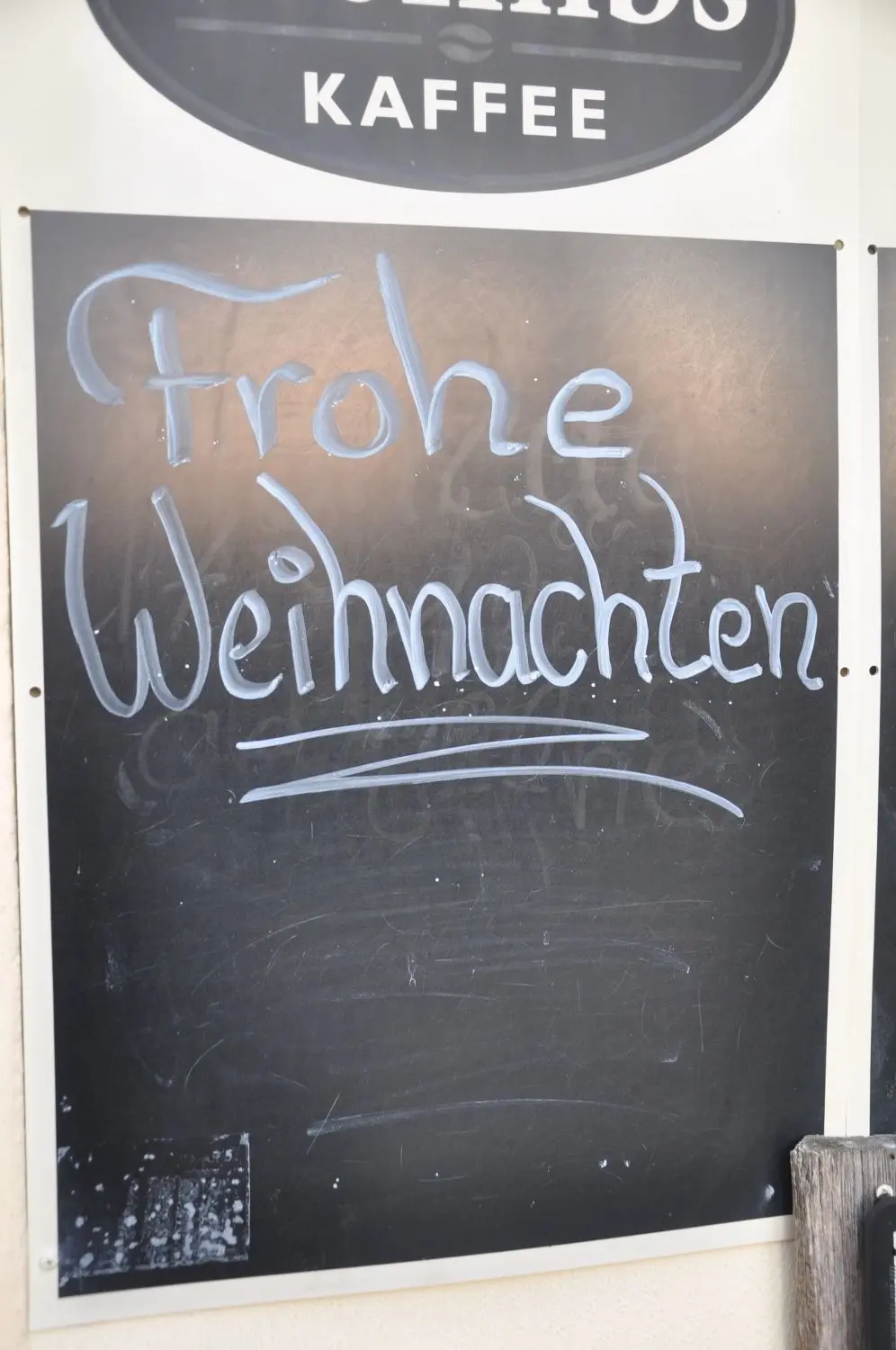 Frohe Weihnachten im März! Untrügliches Zeichen, dass im Parkschlösschen in Maasdorf die Zeit stehengeblieben war. Doch nun gibt es einen Neubeginn.