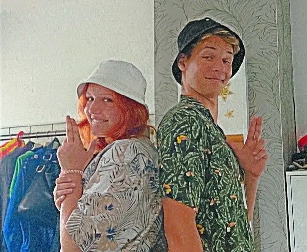 Gustav Gärtner (15) hat seine Schwester Frieda (14) mit ins Corona-Rap-Boot geholt. Das hat sich gelohnt. Die Finsterwalderin sorgt hörenswert für die weichen Töne.