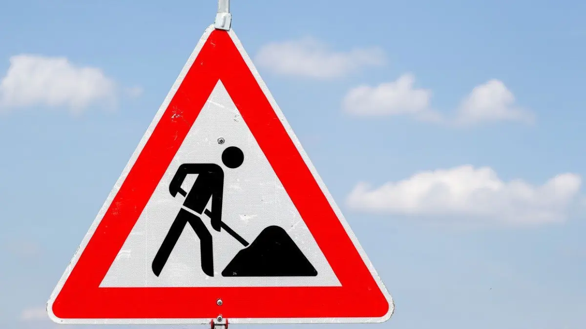 Die Ortsverbindung wird unter Vollsperrung saniert.
ARCHIV - 18.07.2019, Sachsen, Borna: Ein Schild weist auf eine Baustelle hin. (zu dpa «Volksinitiative gegen Straßenausbaubeiträge gibt erneut Unterstützerlisten ab») Foto: Jan Woitas/zb/dpa +++ dpa-Bildfunk +++