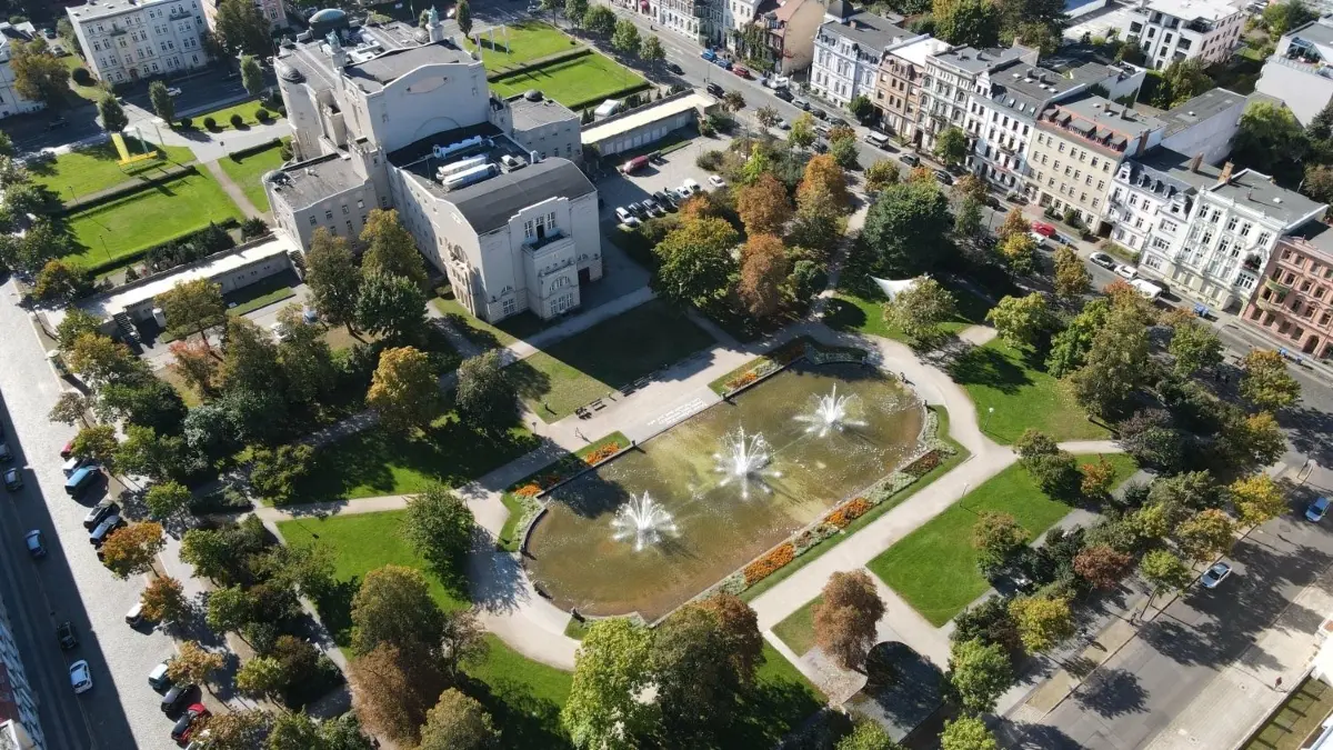 Luftaufnahme vom Großen Haus des Staatstheaters Cottbus und dem Schillerplatz.
Luftaufnahme vom 7.10.2021
Staatstheater Cottbus, Großes Haus, Schillerplatz