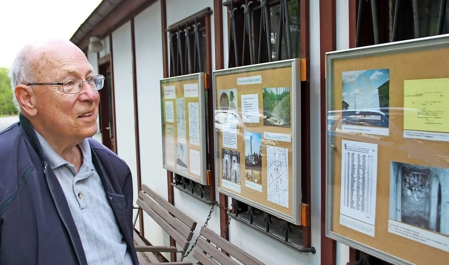 Peter Kotzan vor dem Museum an der Gedenkstätte für das KZ-Außenlager in Lieberose. Wenige Schritte entfernt befindet sich das Mahnmal, dessen Vorplatz mit den drei Treppenstufen dringend erneuert werden muss. ⇥