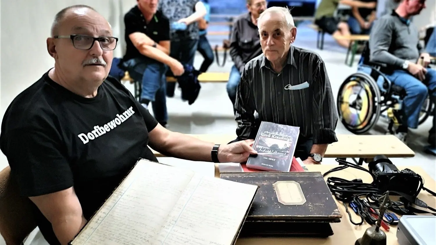 Archivfoto – Nobert Zach (l.) hat auch eine Chronik fürs Nachbardorf Großkrausnik geschrieben.