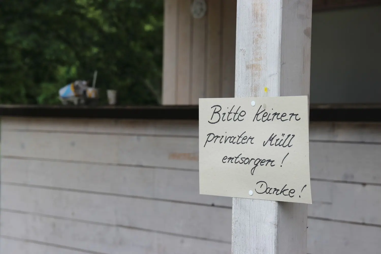 Ob dieses selbst gebastelte Schild am Niemtscher Strand gegen die Müllmassen hilft?