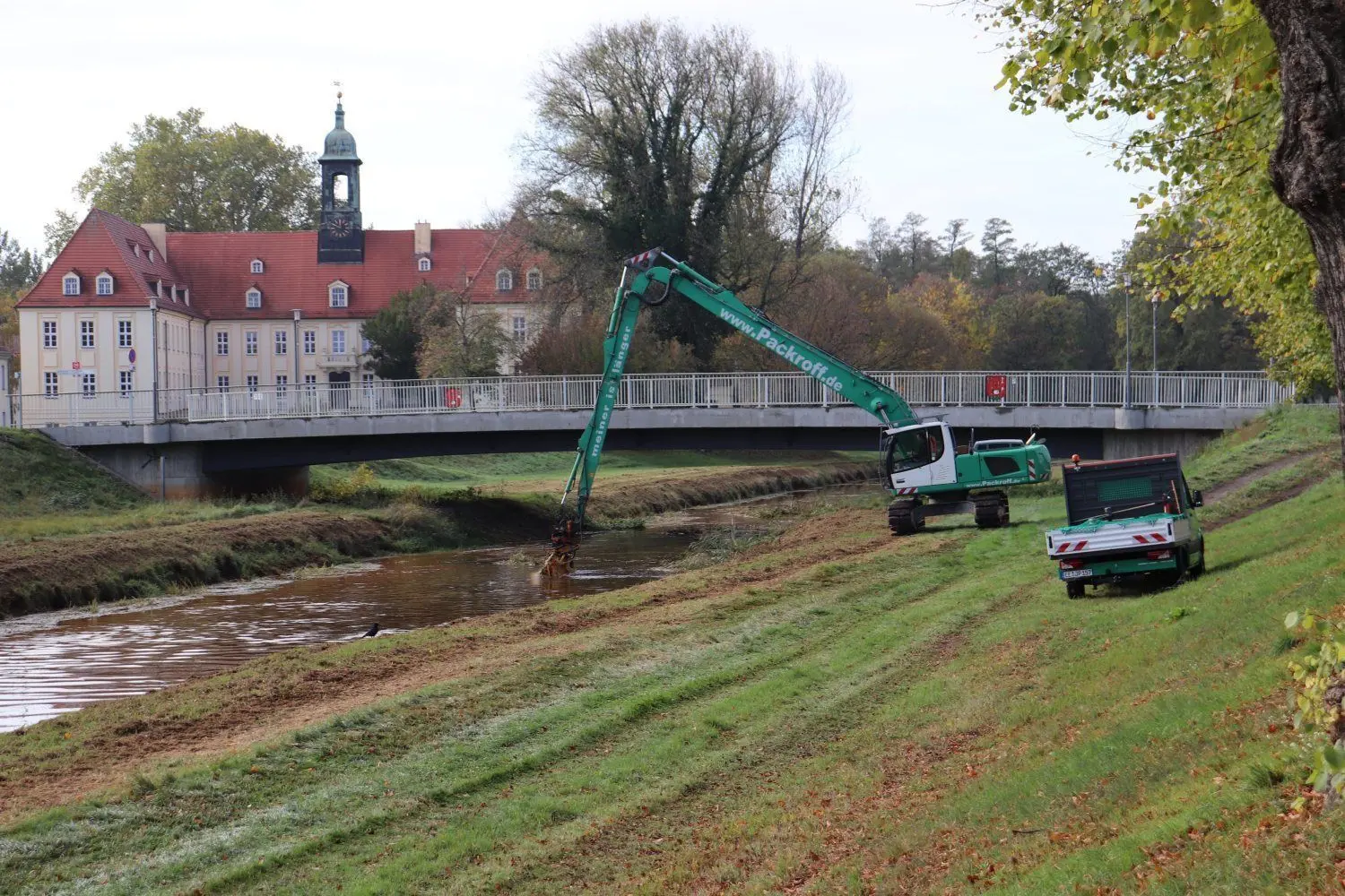 Die Schwarze Elster in Elsterwerda. Von der OSL-Kreisgrenze bis hierhin und inzwischen noch ein Stück weiter ist die Krautung mit dem Langstielbagger bereits erfolgt. Deiche und Vorland sind gemäht.