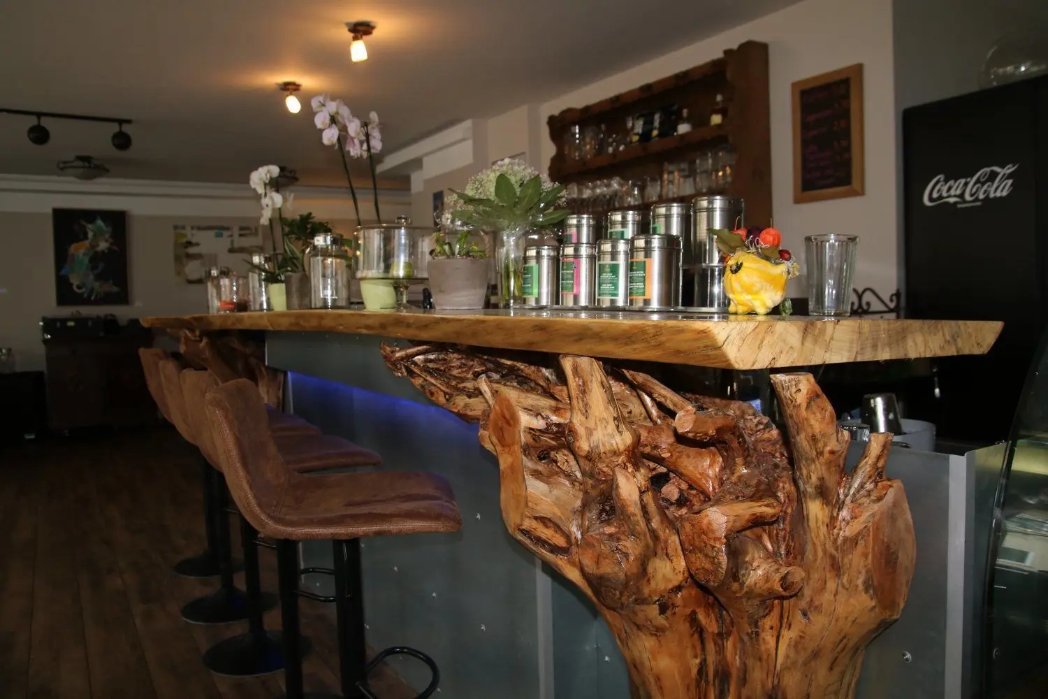 Die Theke im Café Anders ist ein Hingucker und selbst gebaut.