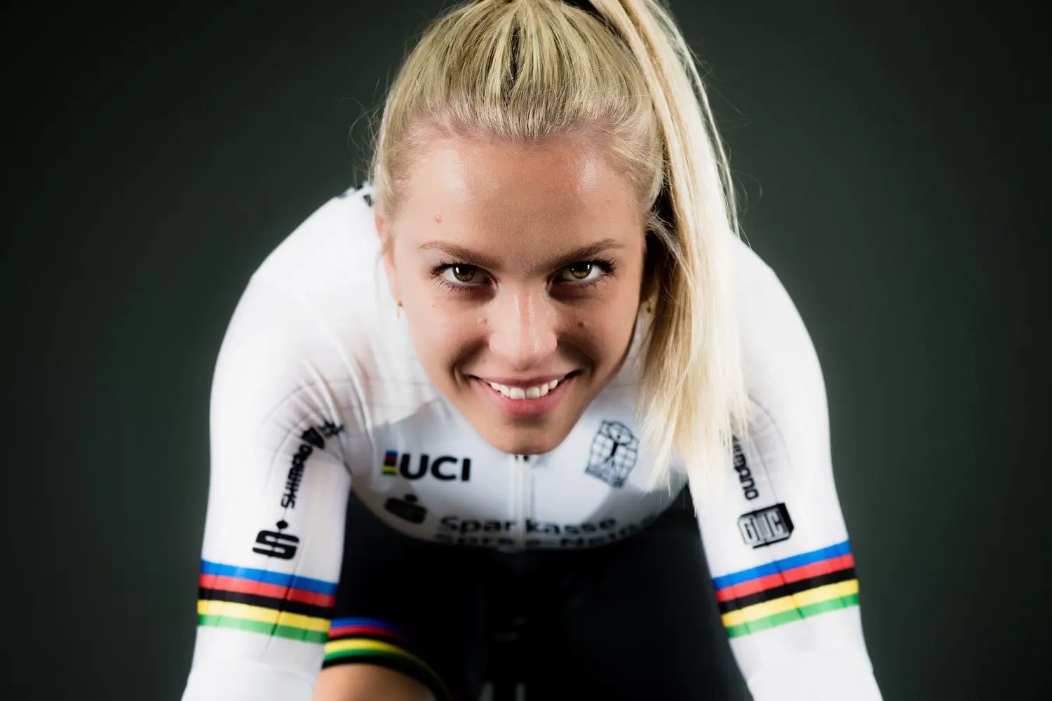 Im Regenbogentrikot: Emma Hinze gewann 2020 bei der Bahnrad-WM in Berlin drei Goldmedaillen.