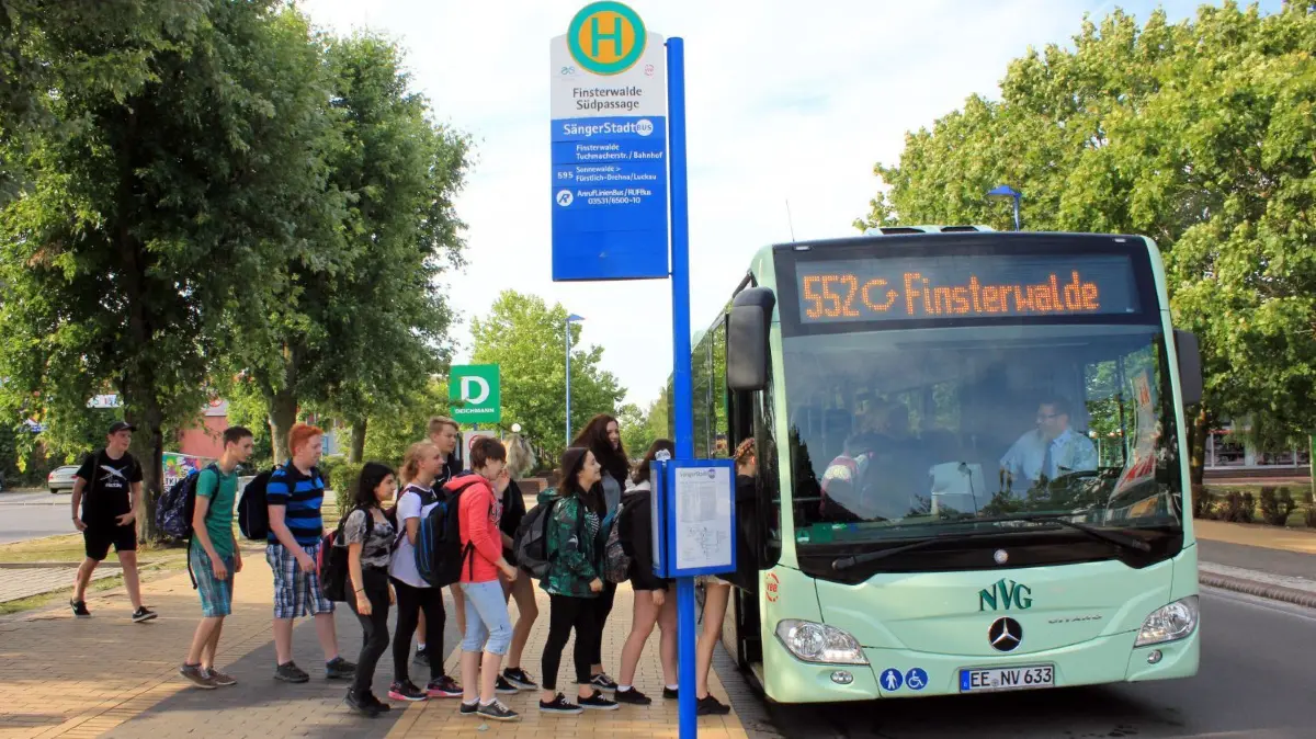 Vor Corona: Ein Fahrgastaufkommen wie vor der Pandemie, können die Verkehrsunternehmen in Elbe-Elster nicht verbuchen. Derzeit erreichen sie etwa 70 Prozent des Fahrgastniveaus von 2019.
Schüler steigen an der Südpassage in den Bus ein, Verkehrsmanagement Elbe-Elster