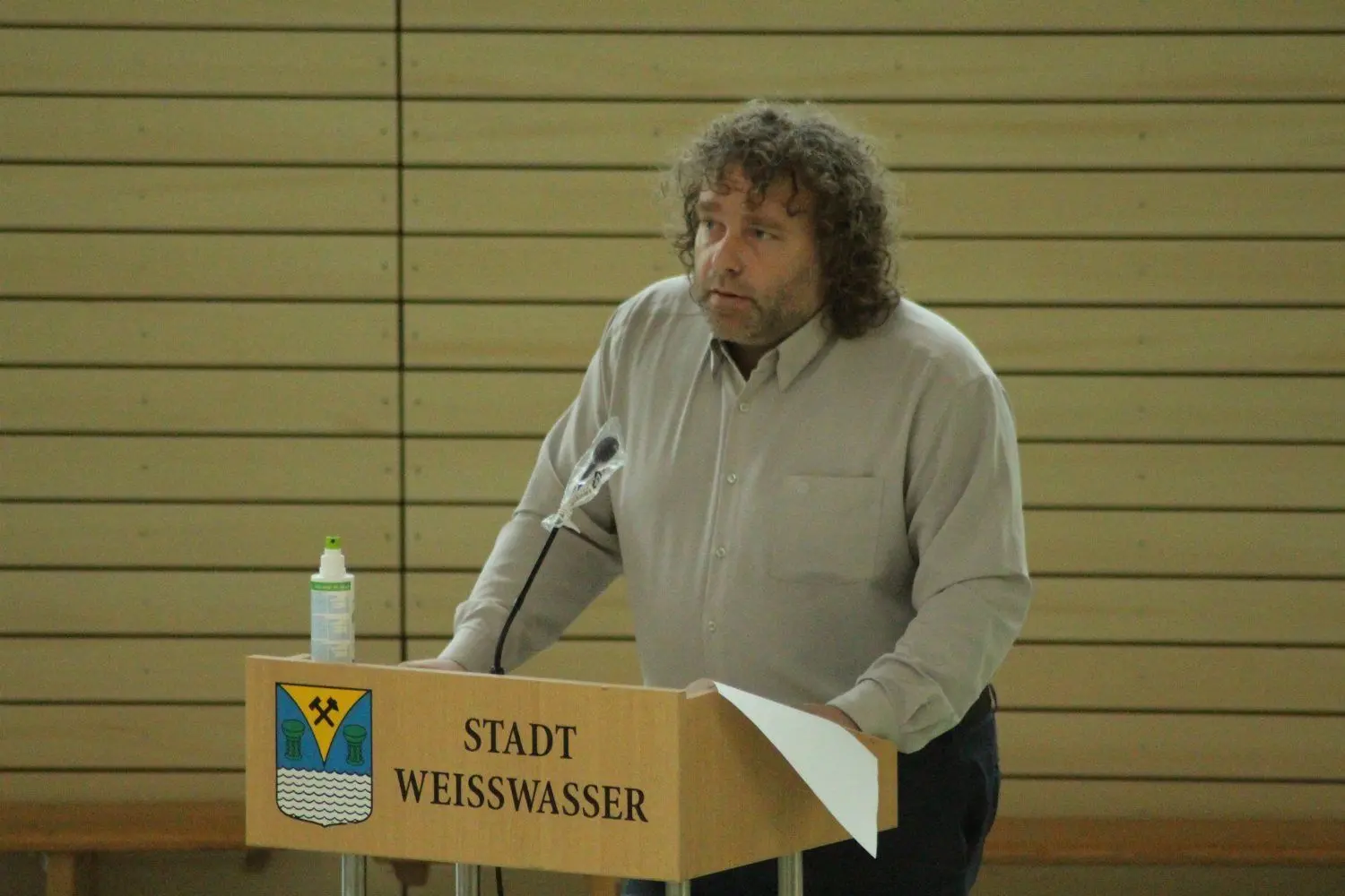 Weißwassers Oberbürgermeister Torsten Pötzsch (Klartext) bei seiner Rede zum Haushalt.
