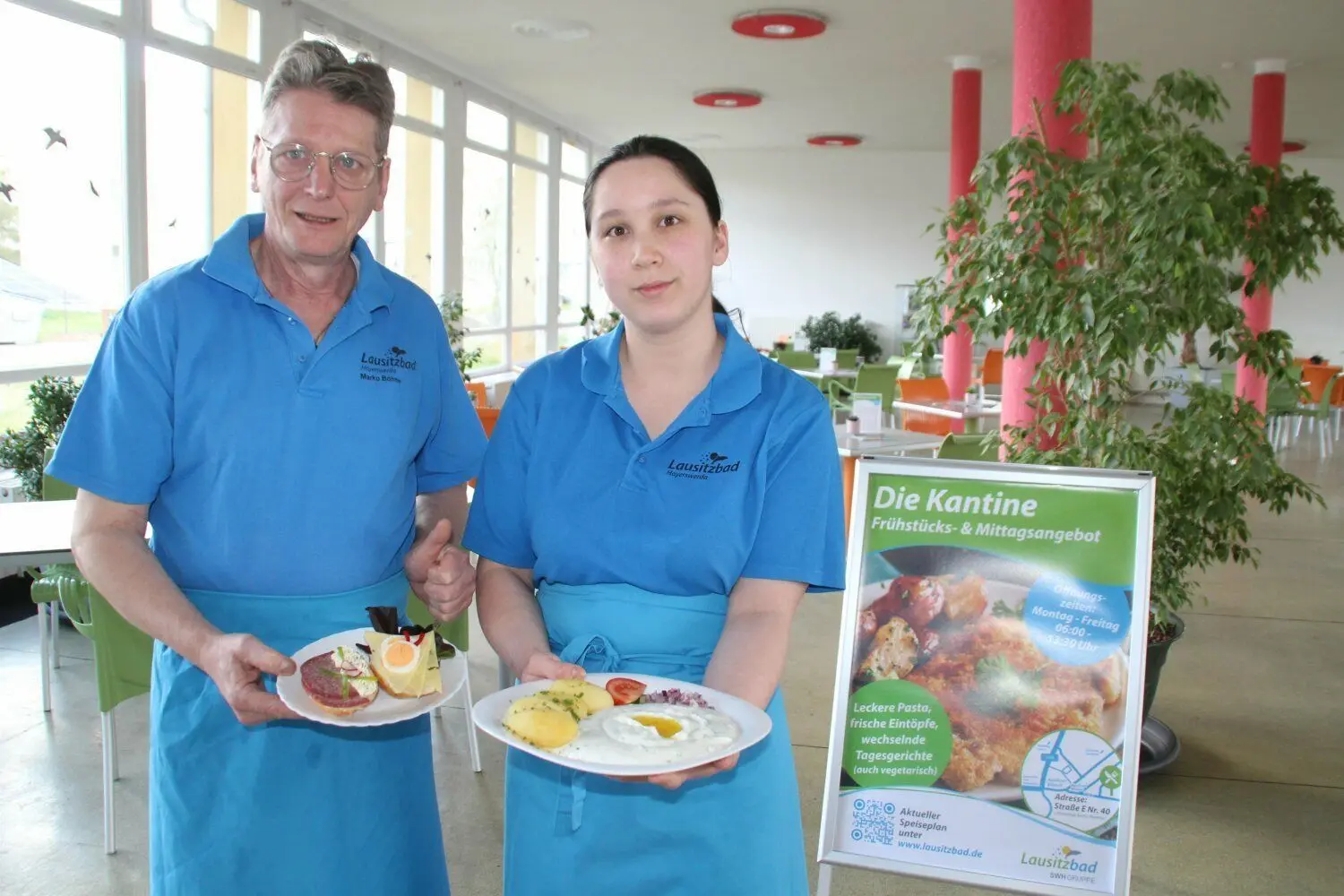 Marko Böhme (l.) ist der Chef des Gastro-Teams im Lausitzbad Hoyerswerda. Seit das Bad wegen Umbauarbeiten geschlossen ist, hat er mit seinem Team ein neues Angebot für Frühstücks- und Mittagsversorgung in Hoyerswerda eröffnet.