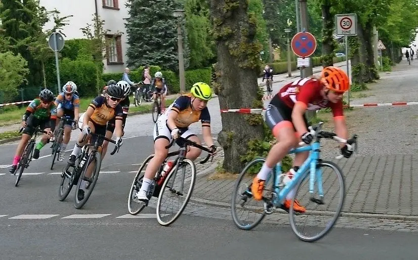 Larissa Luttuschka (2.v.r.) vom RSV Finsterwalde, beim Heimrennen noch Vierte, wurde kurz darauf Landesmeisterin im Straßenrennnen.