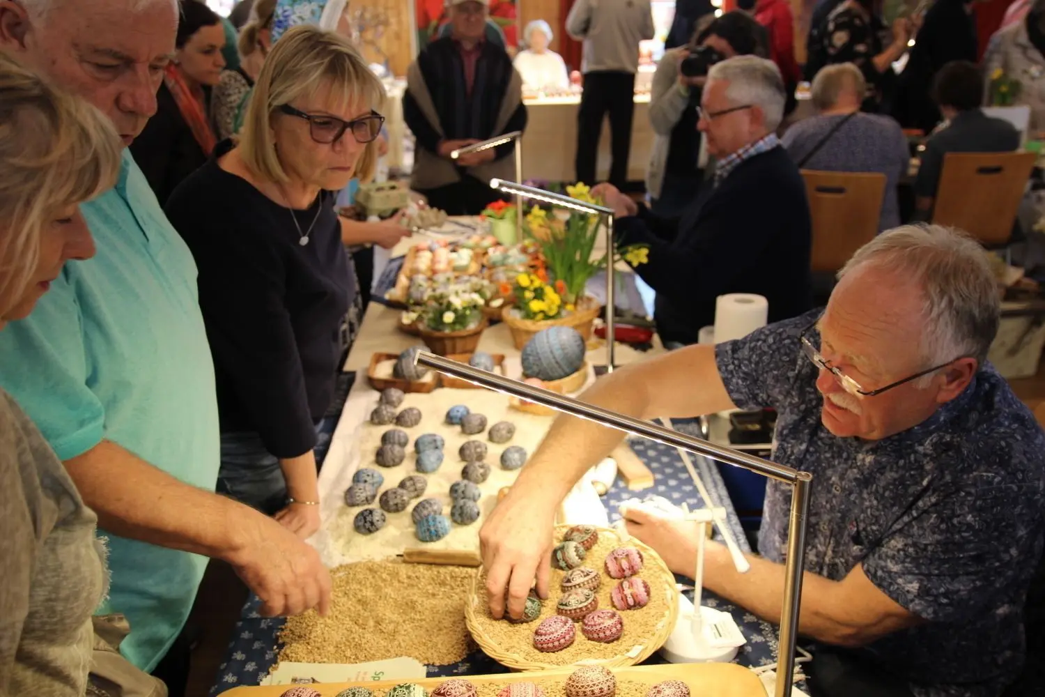 Auch Männer können Ostereier bemalen, wie der Spreewitzer Rainer Grosa beweist. Er hat dabei bereits eine 43-jährige Erfahrung.