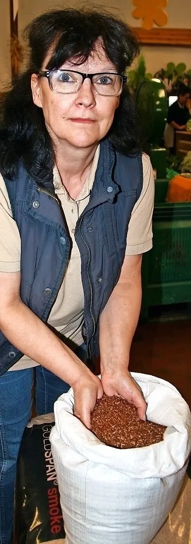 Verkäuferin im Hofladen Andrea Fietzke zeigt wie Leinsamen aussieht, wenn der auf den Feldern der Agrargenossenschaft „Unterspreewald“ geerntet wurde.