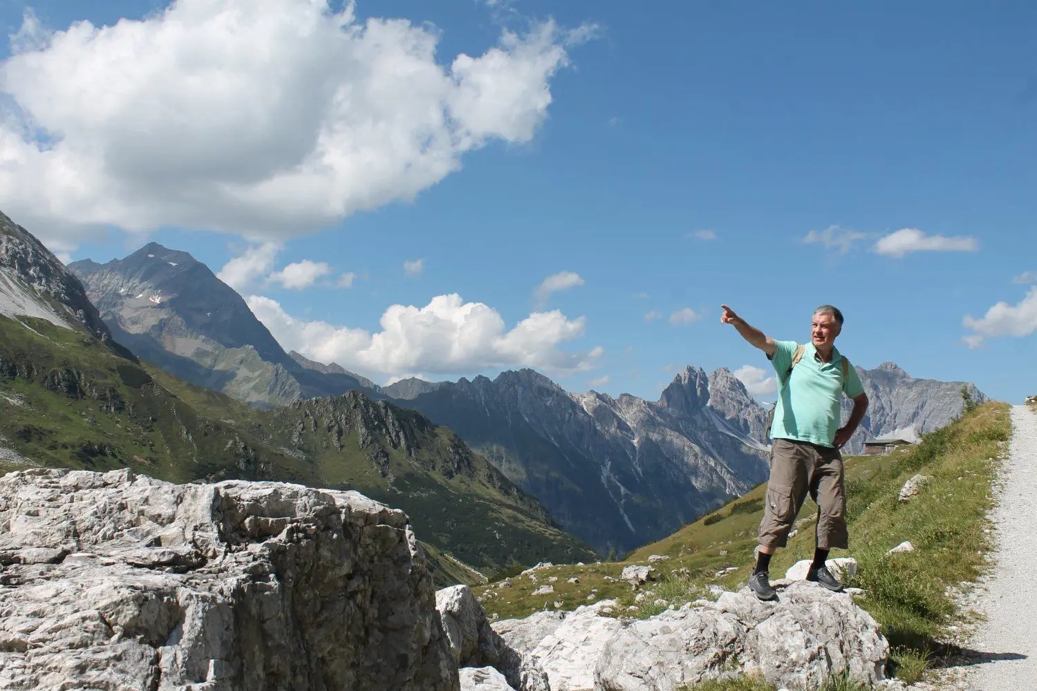 Da geht's nach oben: Lothar Piotrowski, Chef der Sparkasse Niederlausitz, bei einer Passwanderung in den Alpen diesen Sommer. Auch beruflich läuft es sehr gut: Trotz Corona geht es dem Haus mit seinen rund 80 000 Kunden glänzend. Die Betriebsergebnisse und das Eigenkapital steigen von Jahr zu Jahr.
