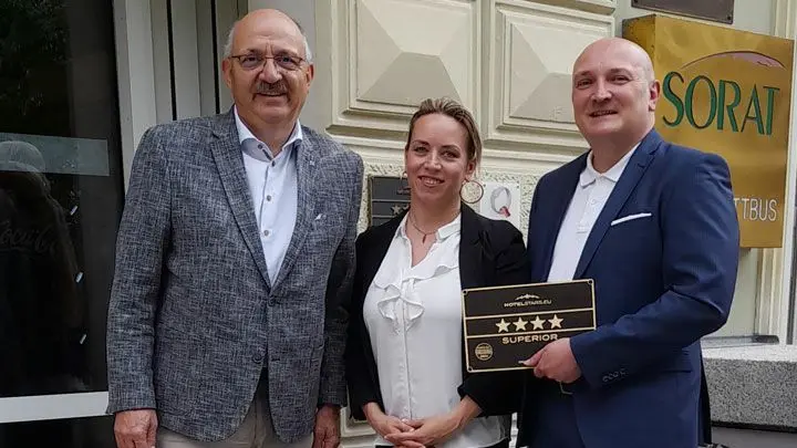 Hoteldirektor Roman Rothe (r.) und Assistentin Mandy Glinzig haben von Olaf Lücke, Hauptgeschäftsführer des Deutschen Hotel- und Gaststättenverbandes Brandenburg (Dehoga) Brandenburg, die neue Zertifizierungsplakette samt Urkunde erhalten.