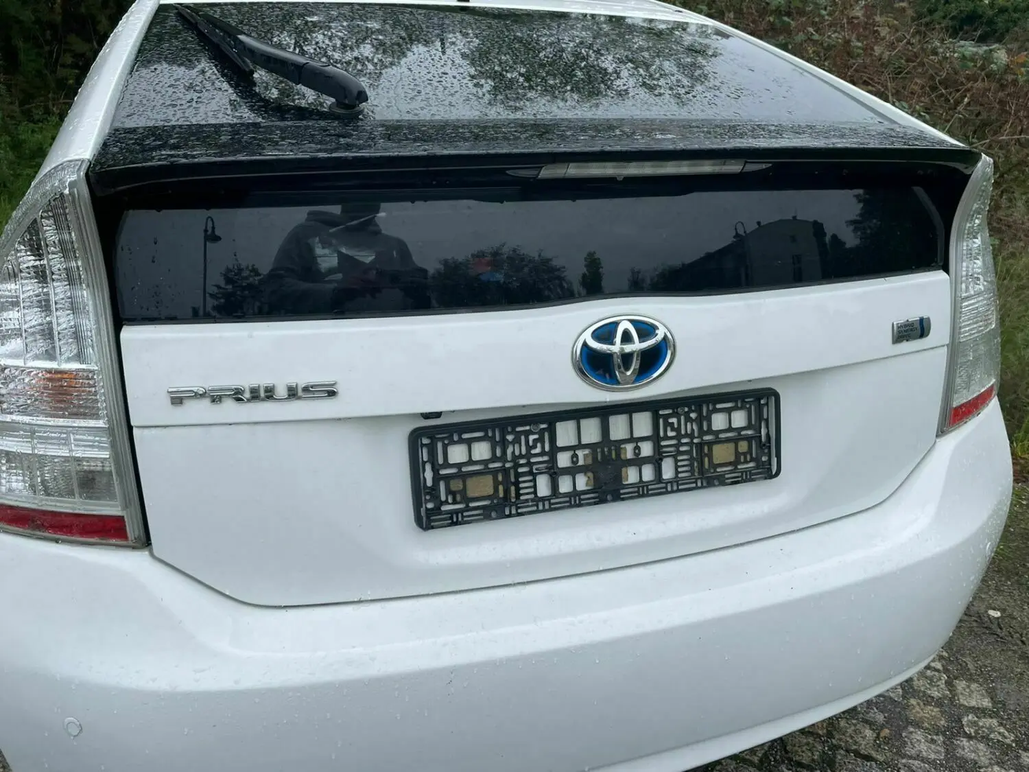 Morgens ist das Nummernschild einfach weg. In einem weiteren Fall wurde das Auto mit einem Hakenkreuz und einem Z beschmiert.