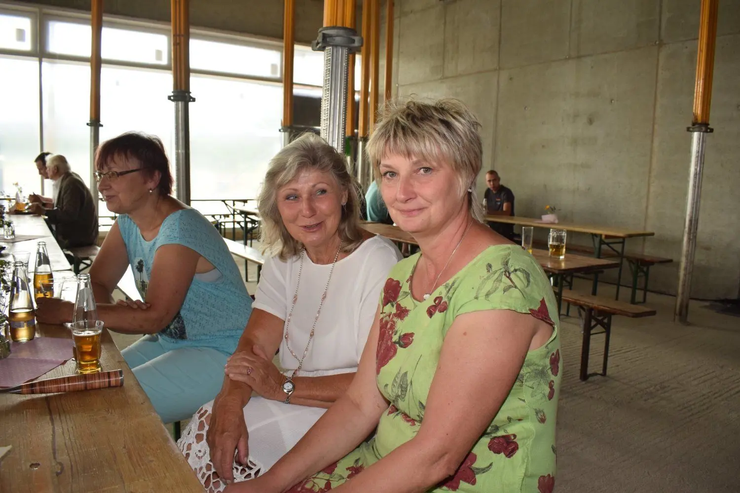 Am Dienstag wurde Richtfest für das neue Döberner Schulzentrum gefeiert. Große Freude äußerte Schulleiterin Evelyn Näther (2.v.r.), hier neben Katrin Michaelis von der Amtsverwaltung.