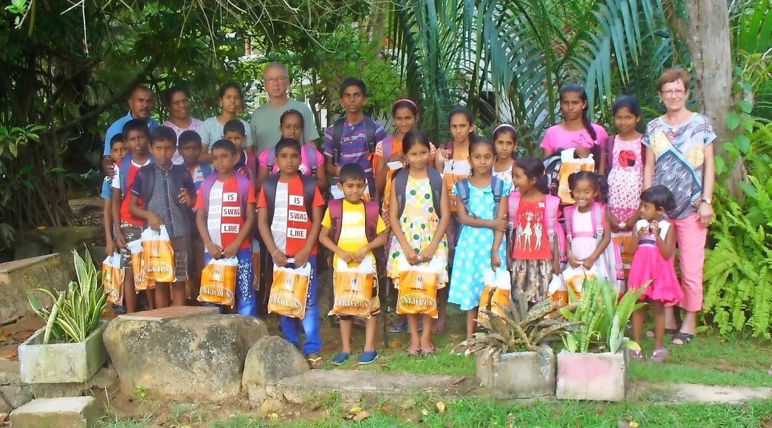 Doris und Jürgen Bormann aus Hohenleipisch mit Kindern auf der Urlaubsinsel Sri Lanka, die von ihnen, weiteren Paten und Spendern aus dem Landkreis Elbe-Elster und darüber hinaus unterstützt werden. Ganz wichtig sind dort Schulsachen, die in einer Nachbarstadt gekauft werden.