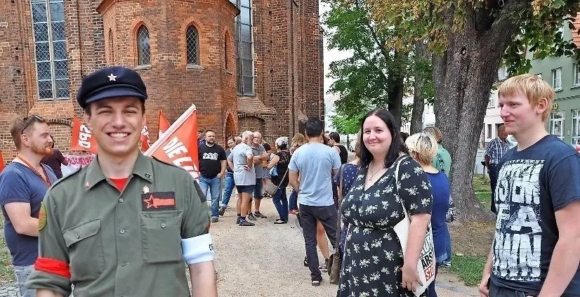 In 50 Meter Entfernung: Gegenbündnis mit Aaron Michael Birnbaum.