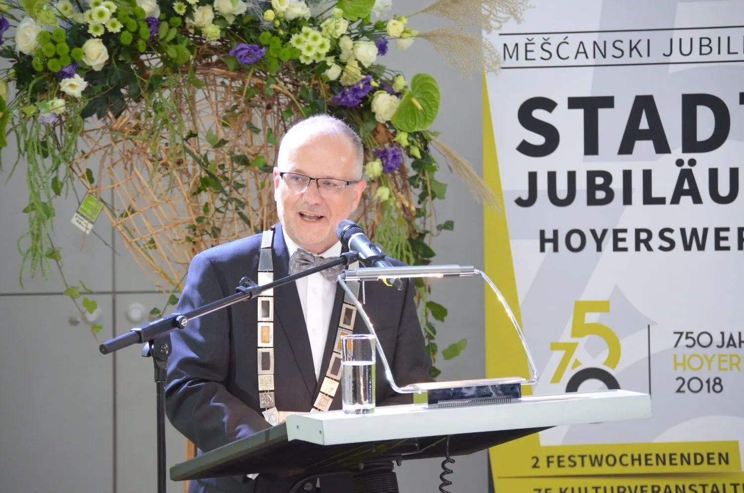 2018: Hoyerswerda wird 750 Jahre alt und feiert ein Jahr ausgelassen. Zur festlichen Stadtratssitzung kommen auch Vertreter aus den Partnerstädten Huittinen, Dillingen, Sroda Wielkopolska und aus Schwarzkollms Partnergemeinde Heinersreuth.