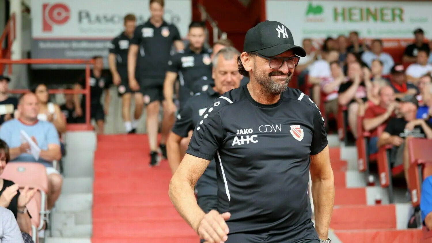 Die Mannschaft von Energie Cottbus um Trainer Claus-Dieter Wollitz wurde von den Mitgliedern mit viel Beifall empfangen.