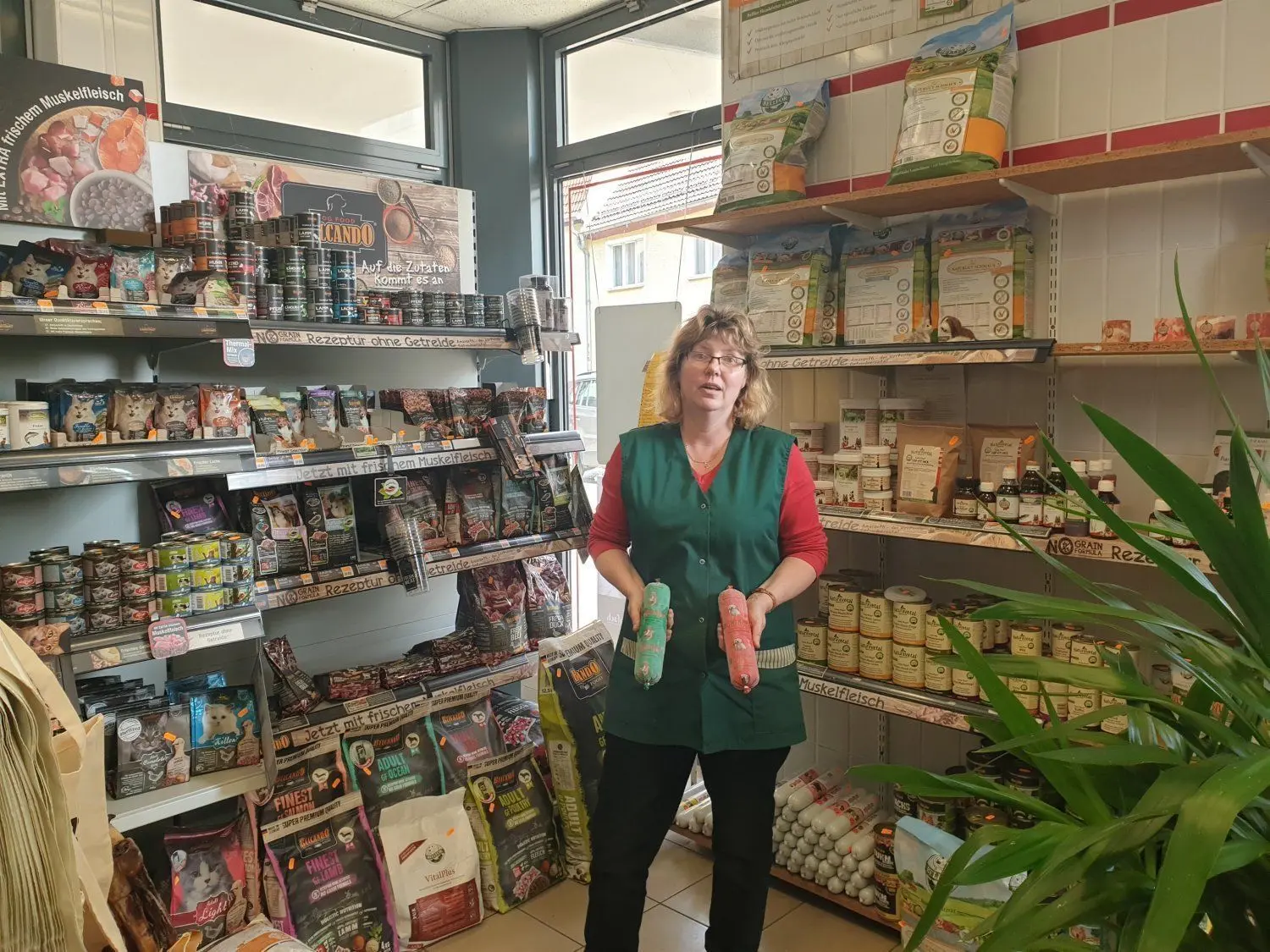 Tierfreundin Elke Hellmuth hat sich ihr Hobby in den Blumenladen geholt. Die Tiernahrung sorgt nur scheinbar für einen Ausweg aus der Ladenschließung, denn das Finsterwalder Ordnungsamt macht nicht mit.