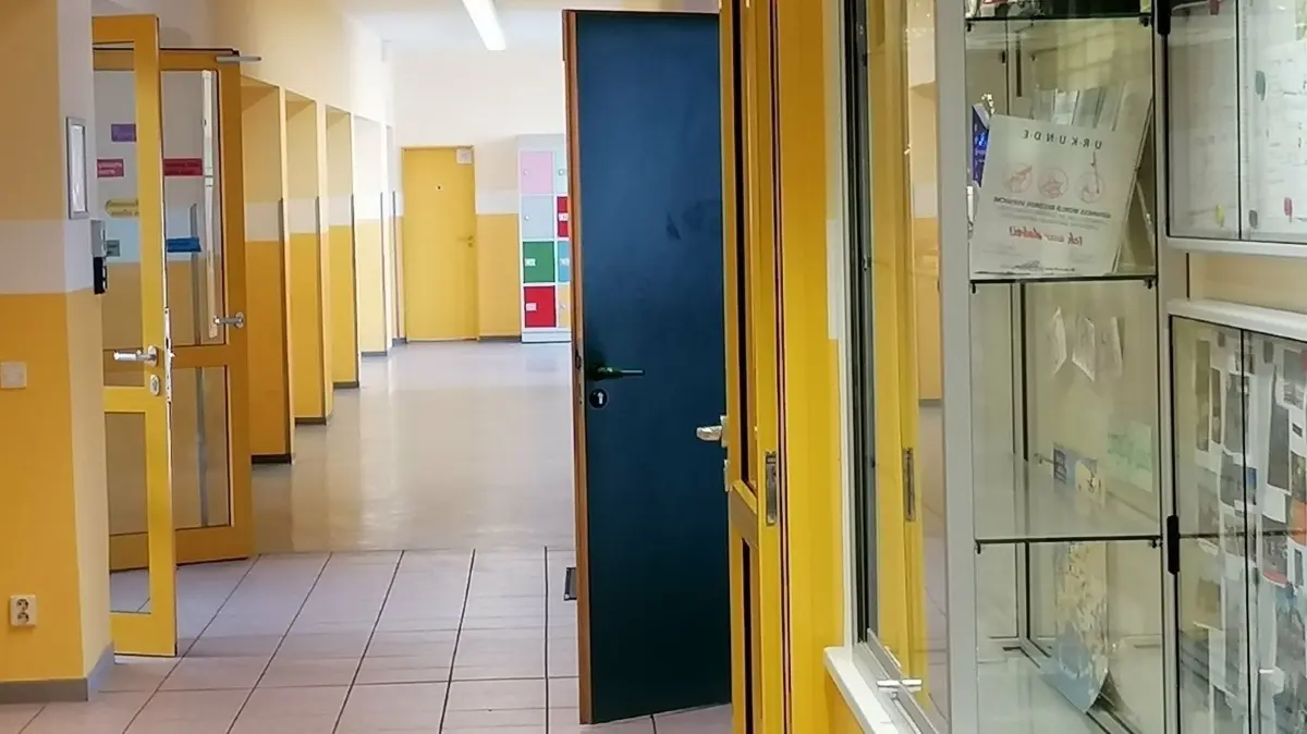 Die Ferienruhe im Elsterschulzentrum Elsterwerda täuscht. Die Vorbereitungen für das neue Schuljahr laufen unvermindert weiter, weil die Herausforderungen immer größer werden.
Menschenleer sind die Flure im Elsterschulzentrum Elsterwerda.