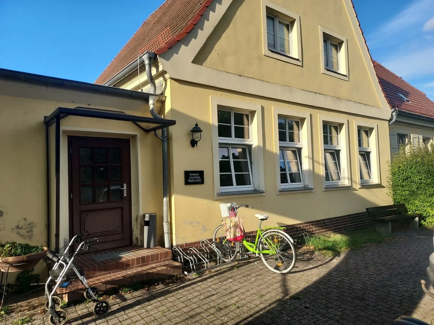 Im Erdgeschoss des alten Schulgebäudes in Waltersdorf befindet sich der Gemeinderaum. Dachgeschoss und Seitengebäude wird als Wohnraum genutzt. Dort leben derzeit eine Frau und eine ukrainische Familie.
