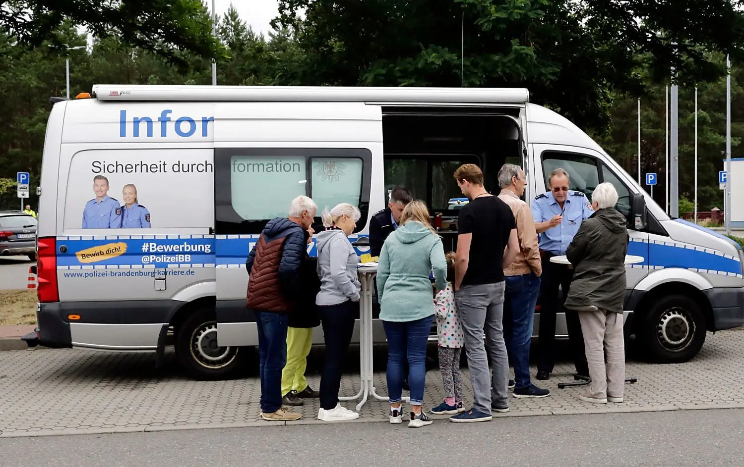 Den Infostand der Polizei nutzten auch weitere Reisende für mitunter sehr ausführliche Erläuterungen.