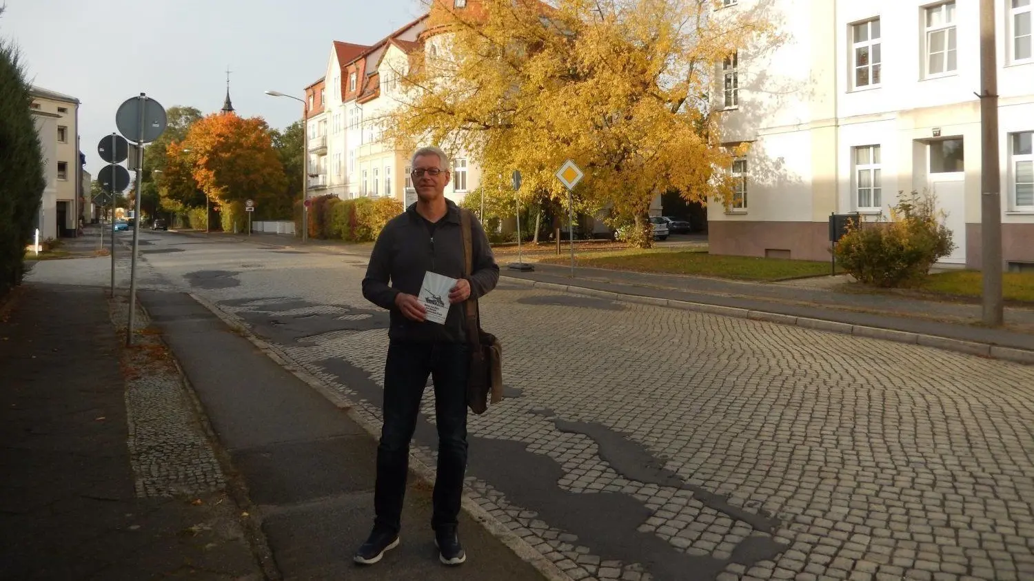 Der Forster Heimatforscher Frank Henschel an der Stelle der Triebler Straße, wo 1945 der sowjetische Fotograf R. Mazelev sein bekanntes Foto von den Kämpfen in Forst aufnahm.