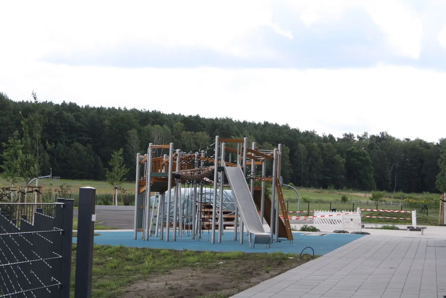Der noch gesperrte Spielplatz des künftigen Grundschulteils auf der Baustelle in Döbern.