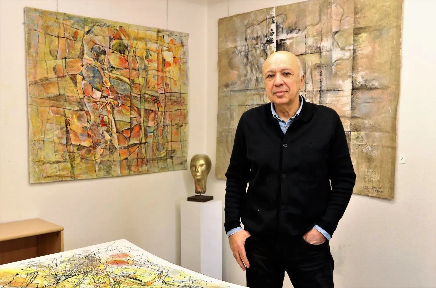 Ararat Haydeyan mit neuen Arbeiten in seinem Saathainer Atelier.