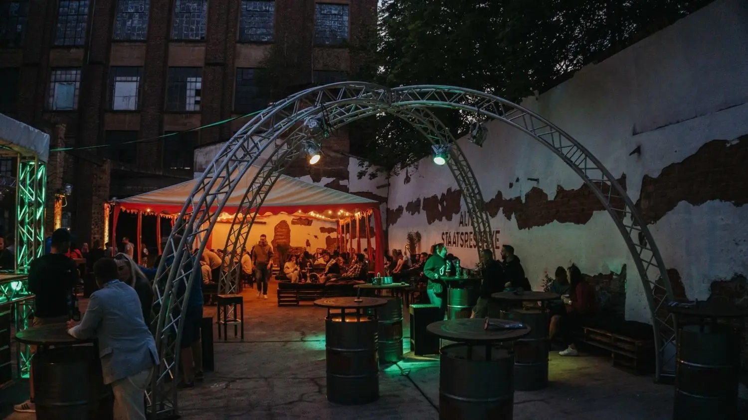 Mit der Alten Staatsreserve in Forst wurde im Sommer 2021 eine Veranstaltungsstätte mit einem ganz besonderen Ambiente geschaffen. Obwohl der Club seine Anhängerschaft in der Stadt hat, droht nun die Schließung.