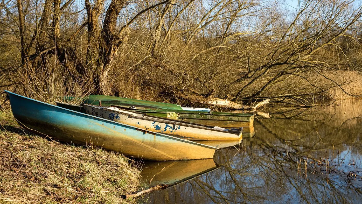 Der Stausee Spremberg darf auch mit motorisierten Booten befahren und vom Wasser aus beangelt werden. Die Uferbereiche, von denen das Angeln erlaubt ist, sind begrenzt und vom Landesumweltamt kartiert. Die Vogelinsel ist ein Naturschutzgebiet, das nicht betreten werden darf.