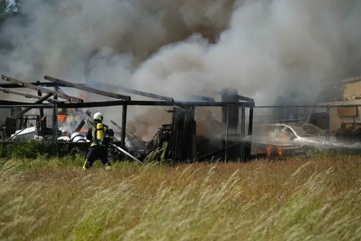 Brand in Lauta Laube am Waldrand in Flammen Feuerwehr verhindert