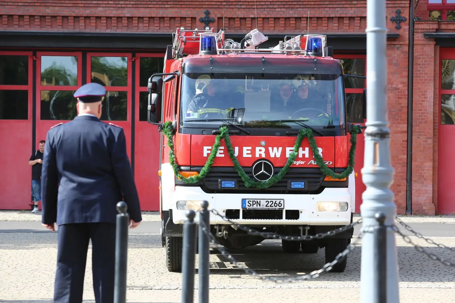 Der Forster Feuerwehrchef Andreas Britze kommt vorgefahren. Natürlich im Dienstfahrzeug und in voller Montur.
