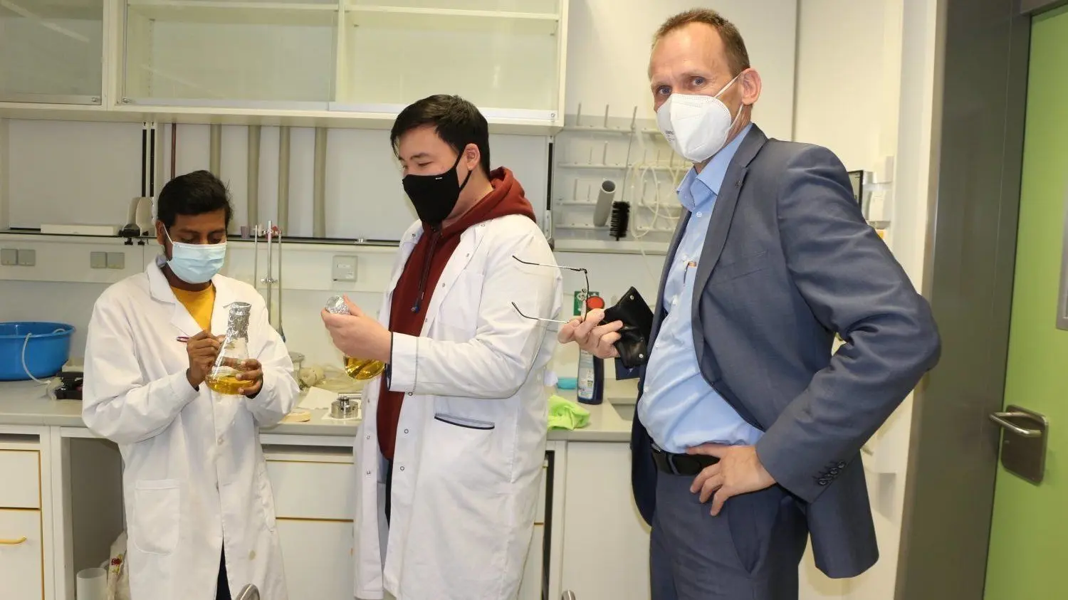 Pilz-Forscher von Beruf: Prof. Klaus-Peter Stahmann arbeitet als Wissenschaftler am BTU-Standort Senftenberg  hier im Labor vom Fachgebiet Technische Mikrobiologie.