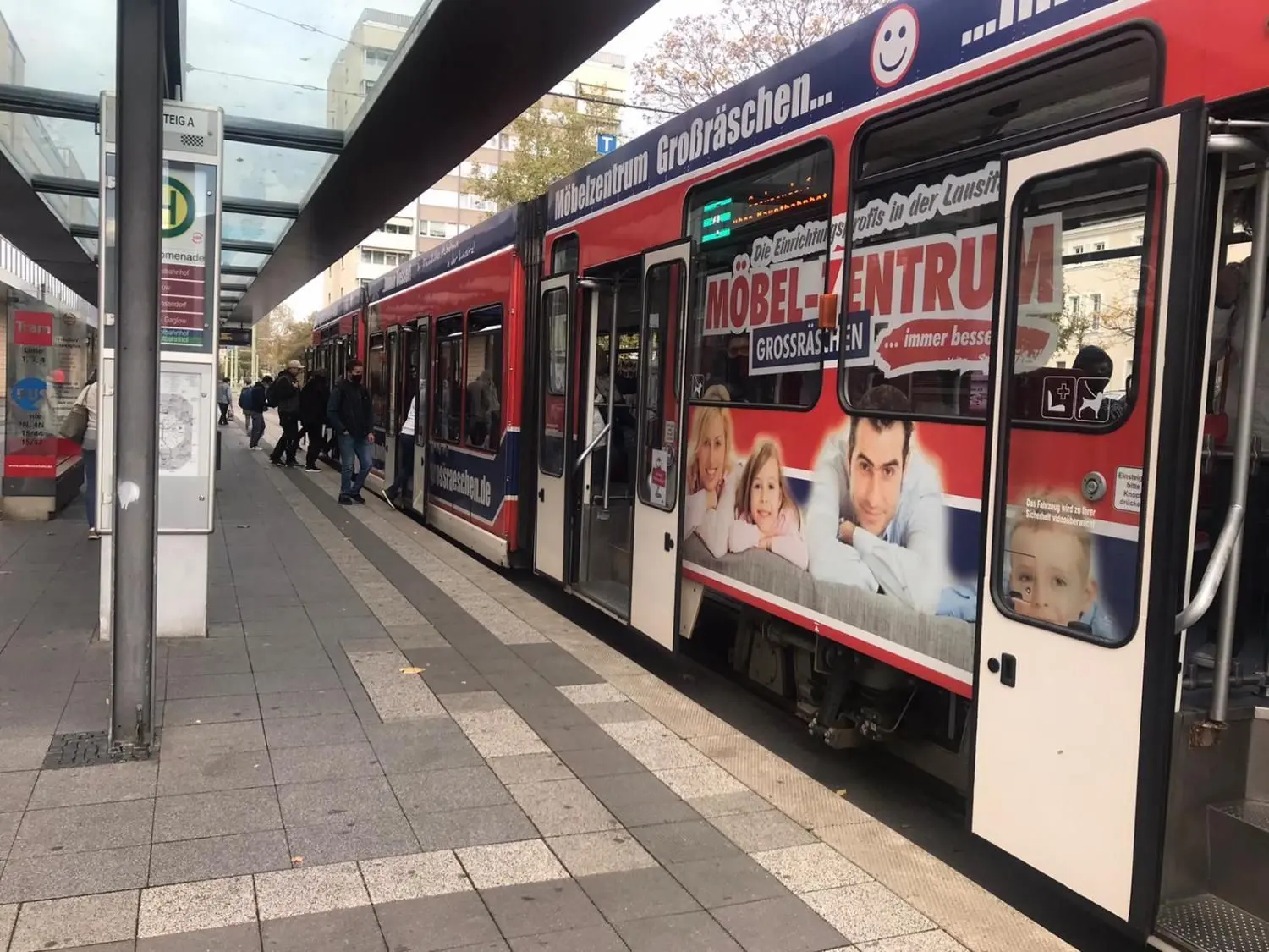 Bei Cottbusverkehr werden seit der Corona-Pandemie bei Bussen und Straßenbahnen an den Haltestellen alle Türen geöffnet.