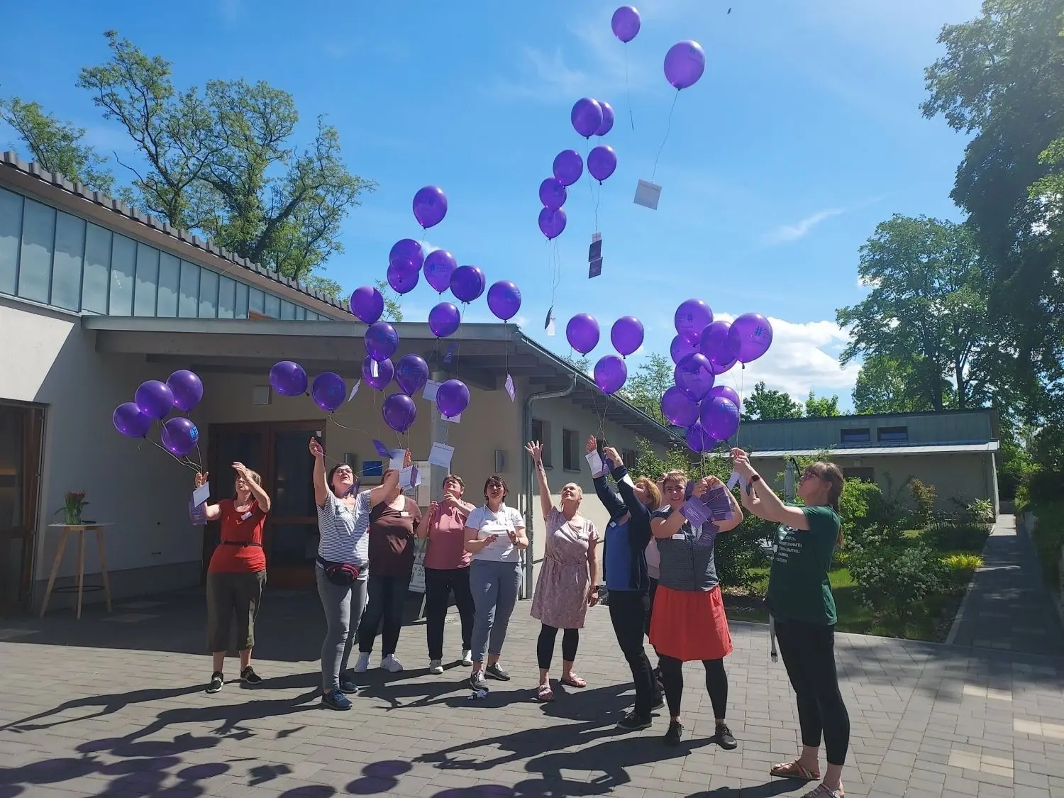 Die Pflegekräfte des Evangelischen Hospiz in Luckau lassen anlässlich der Aktion "Pflege braucht Aufwind" 50 Ballons aufsteigen. (Archivbild)