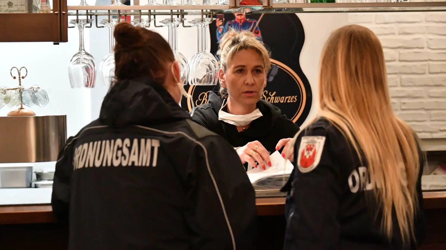Die Wunderbar ist wunderbar: Die Kontrolle des Cottbuser Ordnungsamtes und der Polizei am Freitagabend in der Cottbuser Innenstadt hat bestätigt, dass bei Viccy Stellmacher in der Wunderbar am Berliner Platz die Corona-Regeln eingehalten werden.