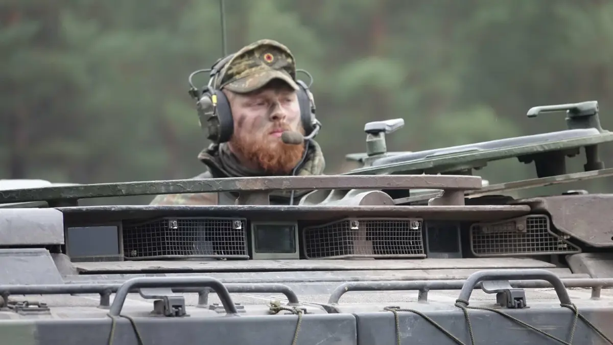 Das Panzergrenadierbataillon 371 übt auf dem Truppenübungsplatz Oberlausitz und anderem den scharfen Schuss im Gefecht.
Das Panzergrenadierbataillon 371 übt auf dem Truppenübungsplatz Oberlausitz und anderem den scharfen Schuss im Gefecht.