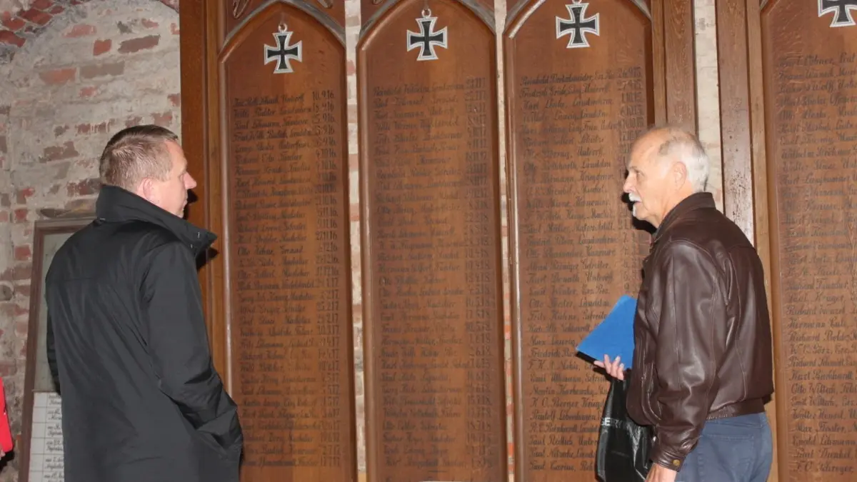 In der vergangenen Woche hat Dieter Donath Landrat Christian Heinrich Jaschinski (l.) die Gedenktafeln im Turm der Herzberger Kirche gezeigt und ihm sein Anliegen vorgetragen.
Gedenktafeln Kirche Herzberg